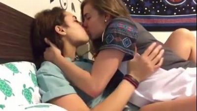 Две подружки изображают из себя лесбиянок на вебку